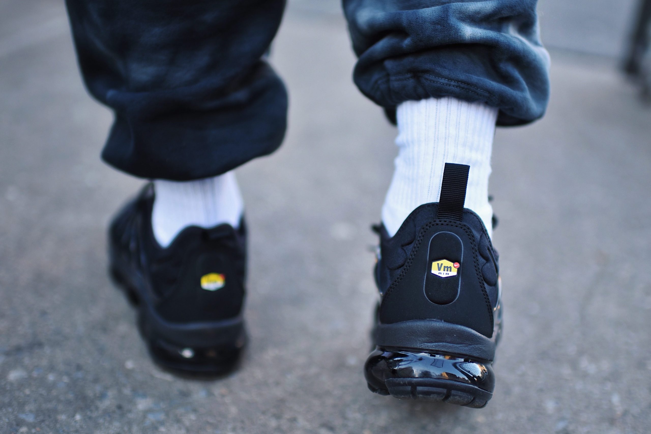 Outfit ideas - How to wear NIKE AIR VAPORMAX PLUS (BLACK/BLACK